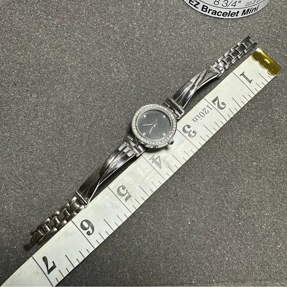 Ladies quartz silver tone diamond accent wrist watch working with new battery - Picture 7 of 9